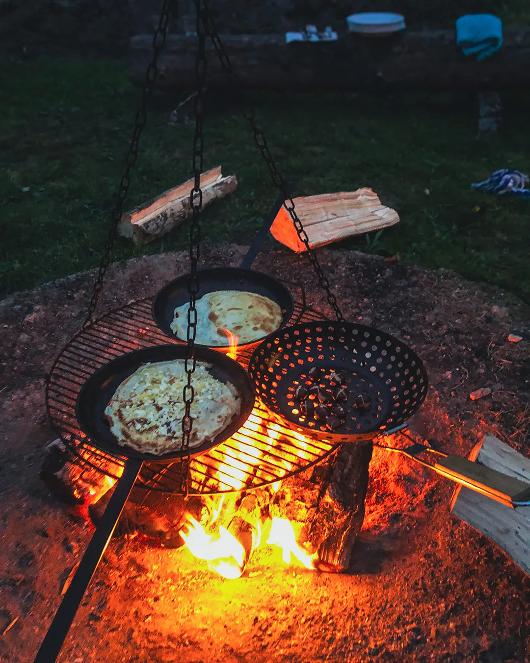 Pannenkoeken-en-kastanjes-bakken-boven-het-kampvuur Gasten bakken pannenkoeken en roosteren kastanjes boven het kampvuur bij Glamping de Bosweide